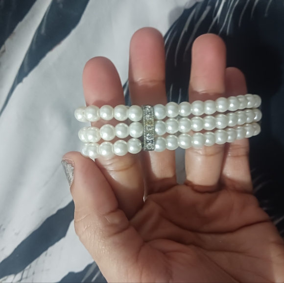 Women Ivory Pearls Elastic Bracelet - Picture 3 of 9